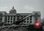 Image obusiers de 155 mm à côté du Capitol Building Séoul Corée du Sud, 1951, de la seconde 48 séquences d'archives historiques vidéo 65675032641