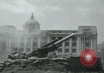 Image obusiers de 155 mm à côté du Capitol Building Séoul Corée du Sud, 1951, de la seconde 55 séquences d'archives historiques vidéo 65675032641