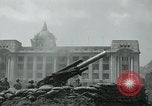 Image obusiers de 155 mm à côté du Capitol Building Séoul Corée du Sud, 1951, de la seconde 60 séquences d'archives historiques vidéo 65675032641