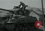Standbild Sherman Tank Korea, 1951, aus Sekunde 11 historischem Filmmaterial Videoclip 65675032642