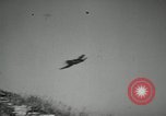 Standbild Bombenangriffe Chosin Reservoir Korea, 1950, aus Sekunde 4 historischem Filmmaterial Videoclip 65675032650