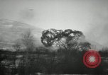Standbild Bombenangriffe Chosin Reservoir Korea, 1950, aus Sekunde 17 historischem Filmmaterial Videoclip 65675032650