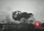 Standbild Bombenangriffe Chosin Reservoir Korea, 1950, aus Sekunde 18 historischem Filmmaterial Videoclip 65675032650