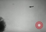 Standbild Bombenangriffe Chosin Reservoir Korea, 1950, aus Sekunde 20 historischem Filmmaterial Videoclip 65675032650