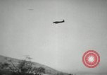 Standbild Bombenangriffe Chosin Reservoir Korea, 1950, aus Sekunde 25 historischem Filmmaterial Videoclip 65675032650