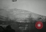 Standbild Bombenangriffe Chosin Reservoir Korea, 1950, aus Sekunde 26 historischem Filmmaterial Videoclip 65675032650
