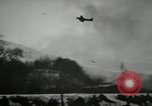 Standbild Bombenangriffe Chosin Reservoir Korea, 1950, aus Sekunde 30 historischem Filmmaterial Videoclip 65675032650