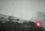 Standbild Bombenangriffe Chosin Reservoir Korea, 1950, aus Sekunde 31 historischem Filmmaterial Videoclip 65675032650