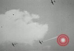 Standbild Bombenangriffe Chosin Reservoir Korea, 1950, aus Sekunde 36 historischem Filmmaterial Videoclip 65675032650