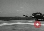 Standbild Bombenangriffe Chosin Reservoir Korea, 1950, aus Sekunde 40 historischem Filmmaterial Videoclip 65675032650