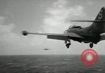 Standbild Bombenangriffe Chosin Reservoir Korea, 1950, aus Sekunde 46 historischem Filmmaterial Videoclip 65675032650