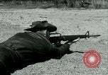 Standbild AR-15 Gewehr Florida USA, 1963, aus Sekunde 25 historischem Filmmaterial Videoclip 65675032651