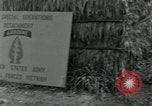 Standbild thatch Hütte Vietnam, 1962, aus Sekunde 27 historischem Filmmaterial Videoclip 65675032664