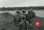 Standbild assault Boot Vietnam, 1962, aus Sekunde 47 historischem Filmmaterial Videoclip 65675032665