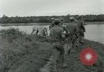 Standbild assault Boot Vietnam, 1962, aus Sekunde 55 historischem Filmmaterial Videoclip 65675032665