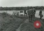 Standbild assault Boot Vietnam, 1962, aus Sekunde 60 historischem Filmmaterial Videoclip 65675032665