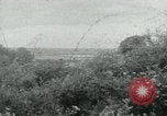 Immagine di Il Viet Cong impostazione di mitragliatrice e immettendo le gallerie nella giungla Il Vietnam, 1965, secondo 3 filmato di repertorio 65675032691