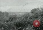 Immagine di Il Viet Cong impostazione di mitragliatrice e immettendo le gallerie nella giungla Il Vietnam, 1965, secondo 5 filmato di repertorio 65675032691