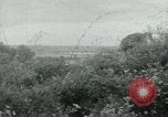 Immagine di Il Viet Cong impostazione di mitragliatrice e immettendo le gallerie nella giungla Il Vietnam, 1965, secondo 10 filmato di repertorio 65675032691