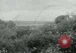 Immagine di Il Viet Cong impostazione di mitragliatrice e immettendo le gallerie nella giungla Il Vietnam, 1965, secondo 12 filmato di repertorio 65675032691