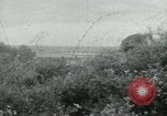 Immagine di Il Viet Cong impostazione di mitragliatrice e immettendo le gallerie nella giungla Il Vietnam, 1965, secondo 13 filmato di repertorio 65675032691
