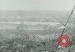 Immagine di Il Viet Cong impostazione di mitragliatrice e immettendo le gallerie nella giungla Il Vietnam, 1965, secondo 15 filmato di repertorio 65675032691