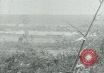 Immagine di Il Viet Cong impostazione di mitragliatrice e immettendo le gallerie nella giungla Il Vietnam, 1965, secondo 20 filmato di repertorio 65675032691