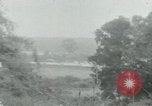 Immagine di Il Viet Cong impostazione di mitragliatrice e immettendo le gallerie nella giungla Il Vietnam, 1965, secondo 30 filmato di repertorio 65675032691