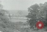 Immagine di Il Viet Cong impostazione di mitragliatrice e immettendo le gallerie nella giungla Il Vietnam, 1965, secondo 35 filmato di repertorio 65675032691