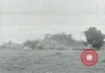 Immagine di Il Viet Cong impostazione di mitragliatrice e immettendo le gallerie nella giungla Il Vietnam, 1965, secondo 44 filmato di repertorio 65675032691