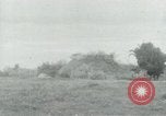Immagine di Il Viet Cong impostazione di mitragliatrice e immettendo le gallerie nella giungla Il Vietnam, 1965, secondo 45 filmato di repertorio 65675032691