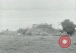 Immagine di Il Viet Cong impostazione di mitragliatrice e immettendo le gallerie nella giungla Il Vietnam, 1965, secondo 46 filmato di repertorio 65675032691