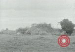 Immagine di Il Viet Cong impostazione di mitragliatrice e immettendo le gallerie nella giungla Il Vietnam, 1965, secondo 48 filmato di repertorio 65675032691