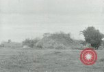 Immagine di Il Viet Cong impostazione di mitragliatrice e immettendo le gallerie nella giungla Il Vietnam, 1965, secondo 49 filmato di repertorio 65675032691