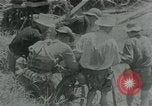 Immagine di Il Viet Cong spostando le forniture nelle giungle sulle biciclette Il Vietnam, 1967, secondo 1 filmato di repertorio 65675032692