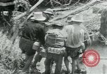 Immagine di Il Viet Cong spostando le forniture nelle giungle sulle biciclette Il Vietnam, 1967, secondo 5 filmato di repertorio 65675032692
