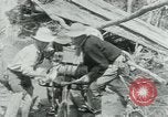 Immagine di Il Viet Cong spostando le forniture nelle giungle sulle biciclette Il Vietnam, 1967, secondo 6 filmato di repertorio 65675032692