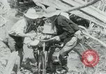 Immagine di Il Viet Cong spostando le forniture nelle giungle sulle biciclette Il Vietnam, 1967, secondo 7 filmato di repertorio 65675032692