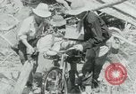 Immagine di Il Viet Cong spostando le forniture nelle giungle sulle biciclette Il Vietnam, 1967, secondo 8 filmato di repertorio 65675032692