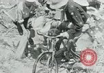 Immagine di Il Viet Cong spostando le forniture nelle giungle sulle biciclette Il Vietnam, 1967, secondo 9 filmato di repertorio 65675032692