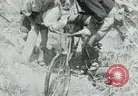 Immagine di Il Viet Cong spostando le forniture nelle giungle sulle biciclette Il Vietnam, 1967, secondo 10 filmato di repertorio 65675032692