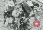 Immagine di Il Viet Cong spostando le forniture nelle giungle sulle biciclette Il Vietnam, 1967, secondo 11 filmato di repertorio 65675032692