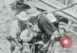 Immagine di Il Viet Cong spostando le forniture nelle giungle sulle biciclette Il Vietnam, 1967, secondo 12 filmato di repertorio 65675032692