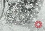 Immagine di Il Viet Cong spostando le forniture nelle giungle sulle biciclette Il Vietnam, 1967, secondo 13 filmato di repertorio 65675032692