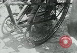 Immagine di Il Viet Cong spostando le forniture nelle giungle sulle biciclette Il Vietnam, 1967, secondo 14 filmato di repertorio 65675032692