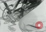 Immagine di Il Viet Cong spostando le forniture nelle giungle sulle biciclette Il Vietnam, 1967, secondo 15 filmato di repertorio 65675032692
