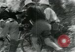 Immagine di Il Viet Cong spostando le forniture nelle giungle sulle biciclette Il Vietnam, 1967, secondo 17 filmato di repertorio 65675032692