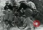 Immagine di Il Viet Cong spostando le forniture nelle giungle sulle biciclette Il Vietnam, 1967, secondo 18 filmato di repertorio 65675032692