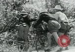 Immagine di Il Viet Cong spostando le forniture nelle giungle sulle biciclette Il Vietnam, 1967, secondo 19 filmato di repertorio 65675032692