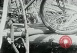 Immagine di Il Viet Cong spostando le forniture nelle giungle sulle biciclette Il Vietnam, 1967, secondo 29 filmato di repertorio 65675032692